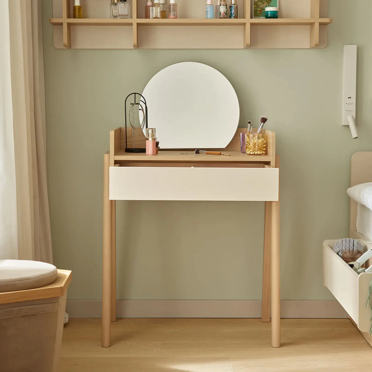 Schminktisch Kinderzimmer mit Spiegel MUVE beige im Kinderzimmer . Schublade offen