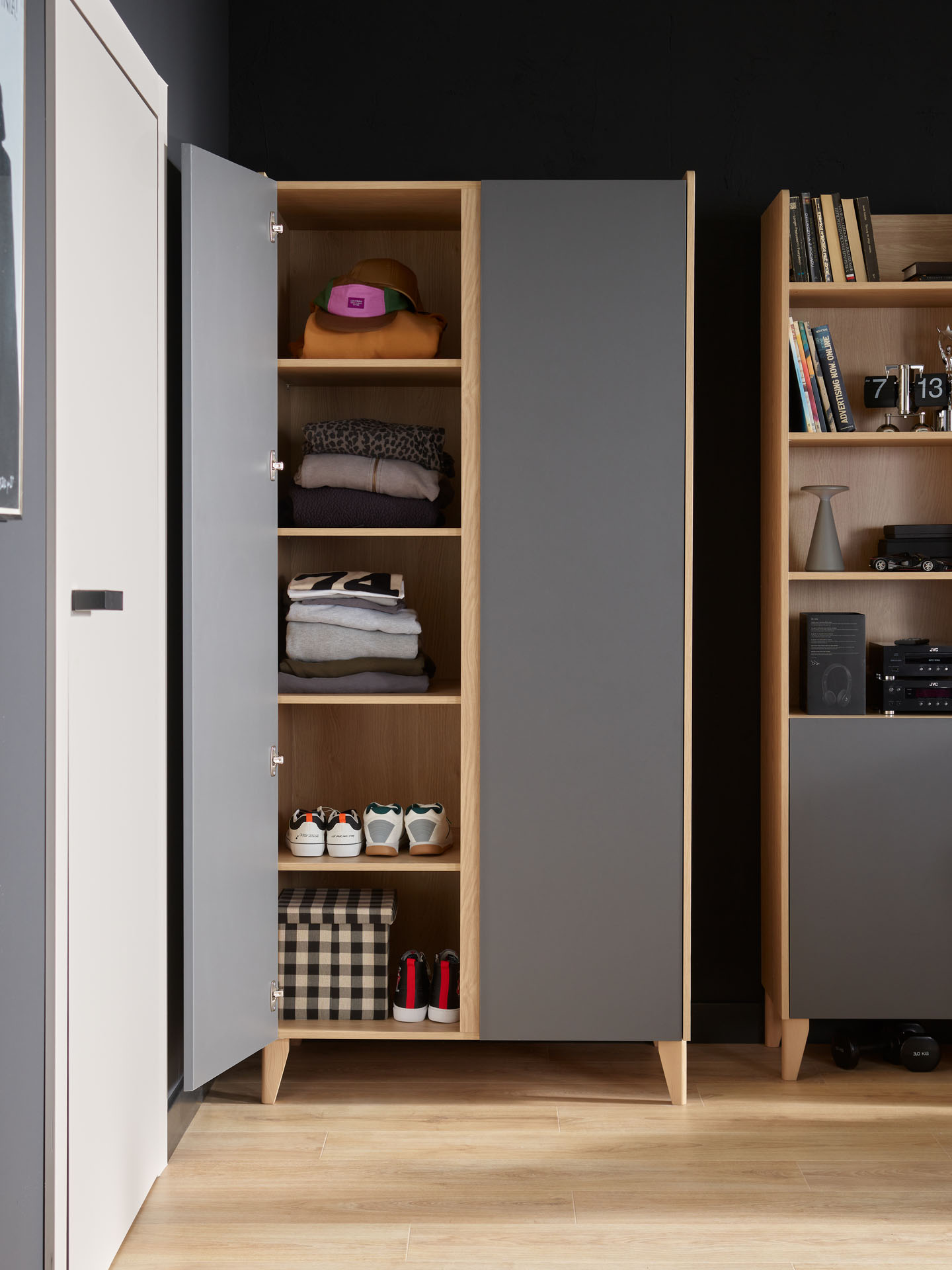 Kleiderschrank Kinderzimmer 2-Tuerig Muve Graphit linke Tür geöffnet