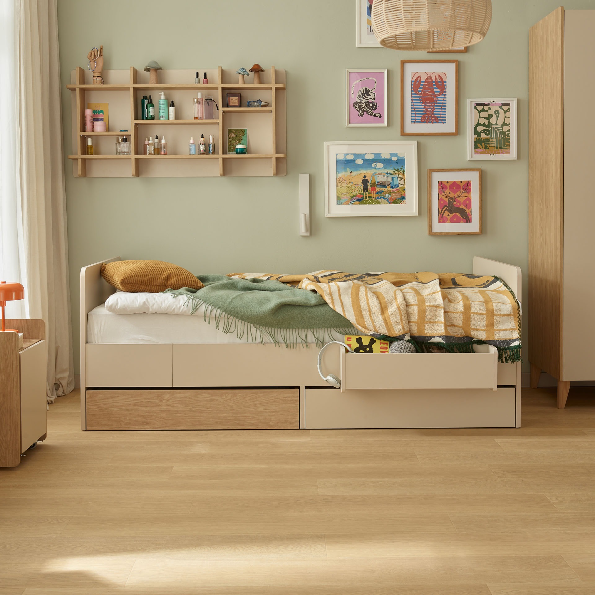 mitwachsendes-kinderbett-muve-eiche-beige-im-zimmer-ansicht