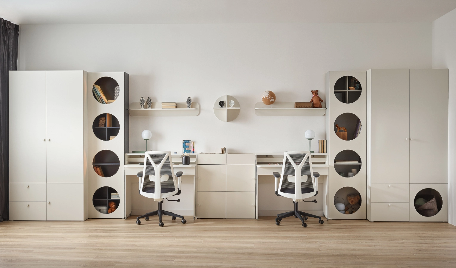 Reli Jugendzimmer mit Schreibtisch und Bücherregal