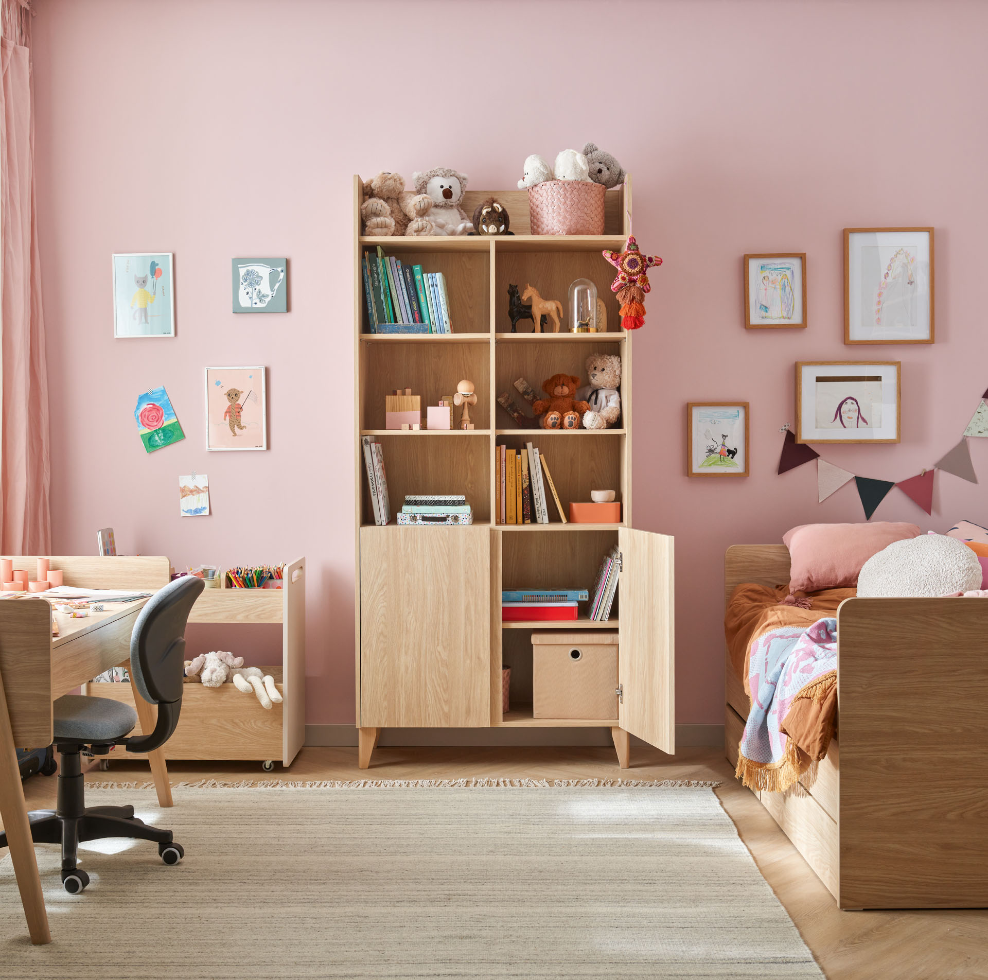 Buecherregal Kinderzimmer breit Muve eiche im Zimmer eine Tuer geoeffnet