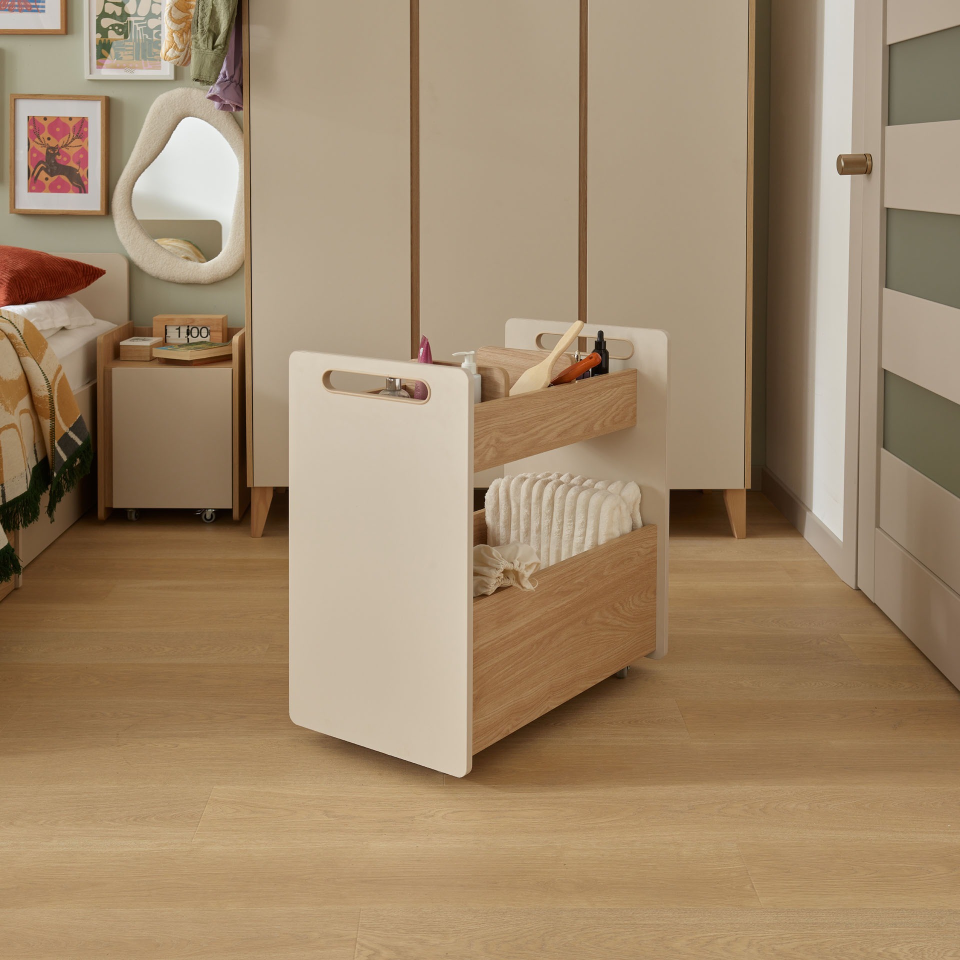 Spielzeugwagen_Kinderzimmer_Muve_beige_im_Zimmer_seitlich
