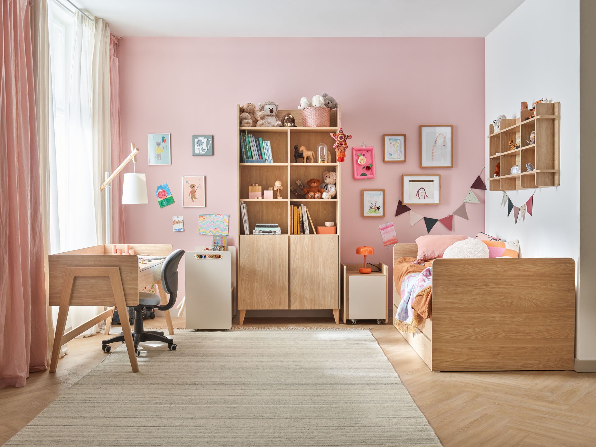 Schreibtisch_Kinderzimmer_Muve_120_höhenverstellbar_im_Zimmer_Gesamtansicht