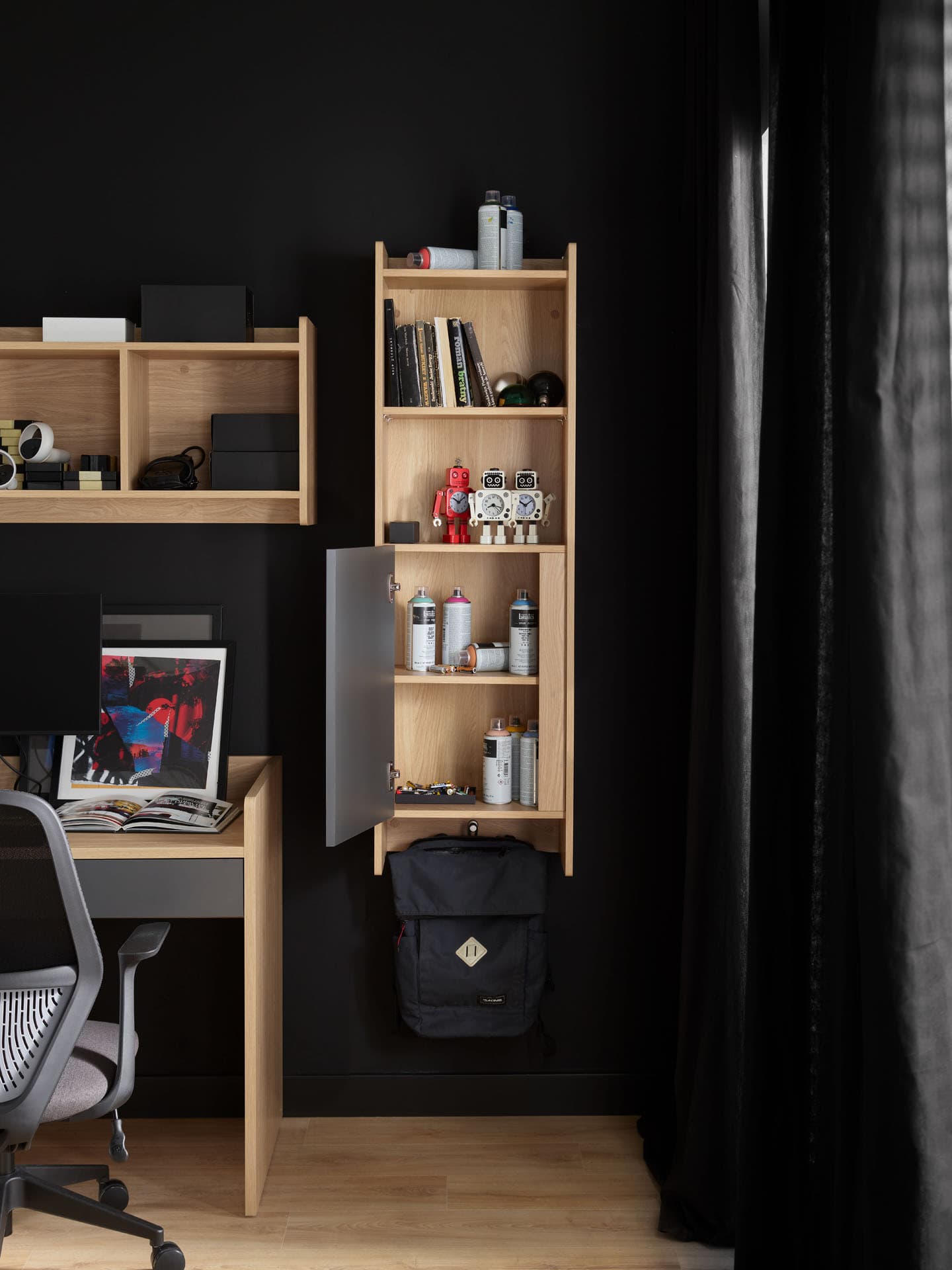 haengeschrank-für-kinderzimmer-muve-graphit-im-zimmer-tuer-geoeffnet