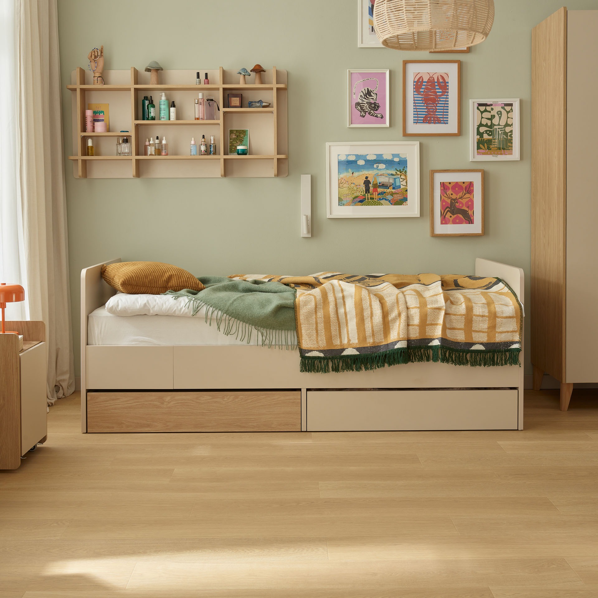 regal-für-figuren-muve-haengt-ueber-dem-bett