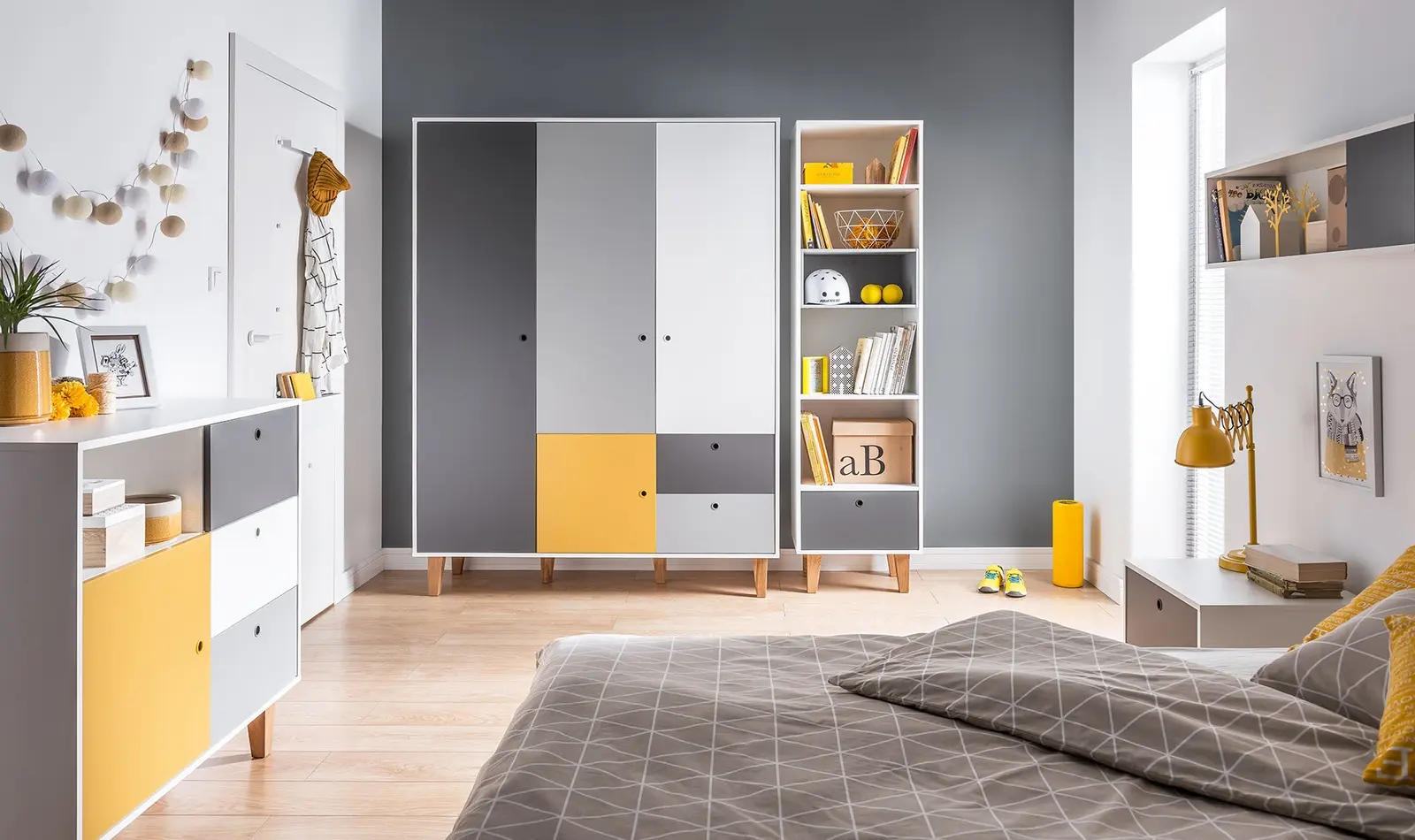 3-tueriger-kleiderschrank-inkl. kommode-concept-im zimmer
