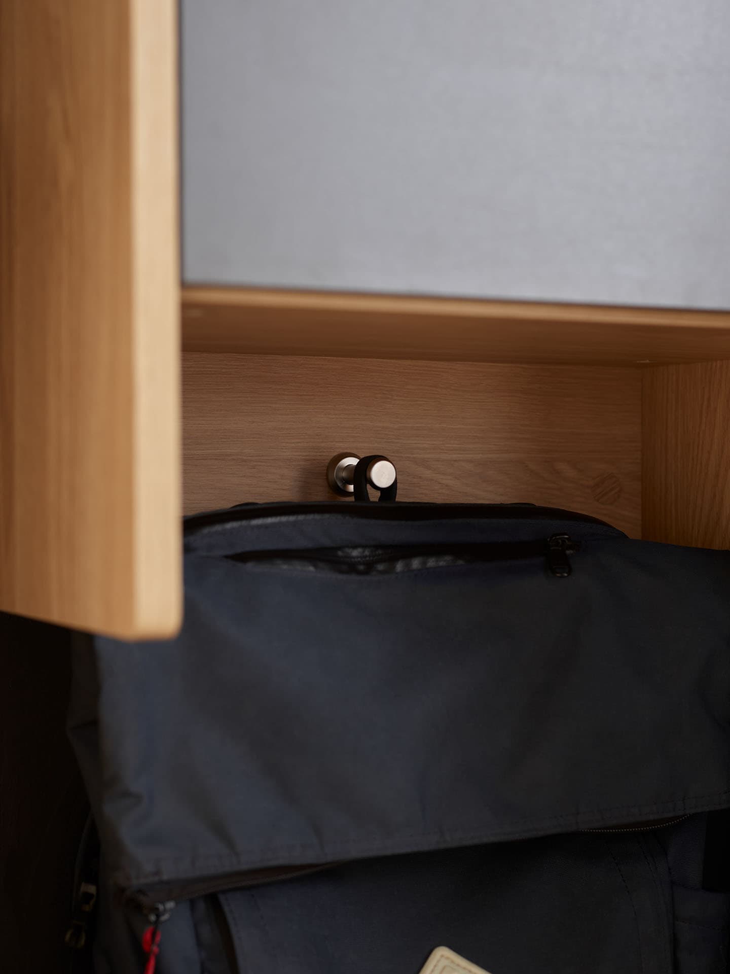 haengeschrank-für-kinderzimmer-muve-hacken-für-tasche