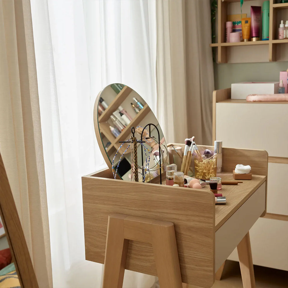 Schminktisch Kinderzimmer mit Spiegel MUVE Spiegel schraeg seitenansicht