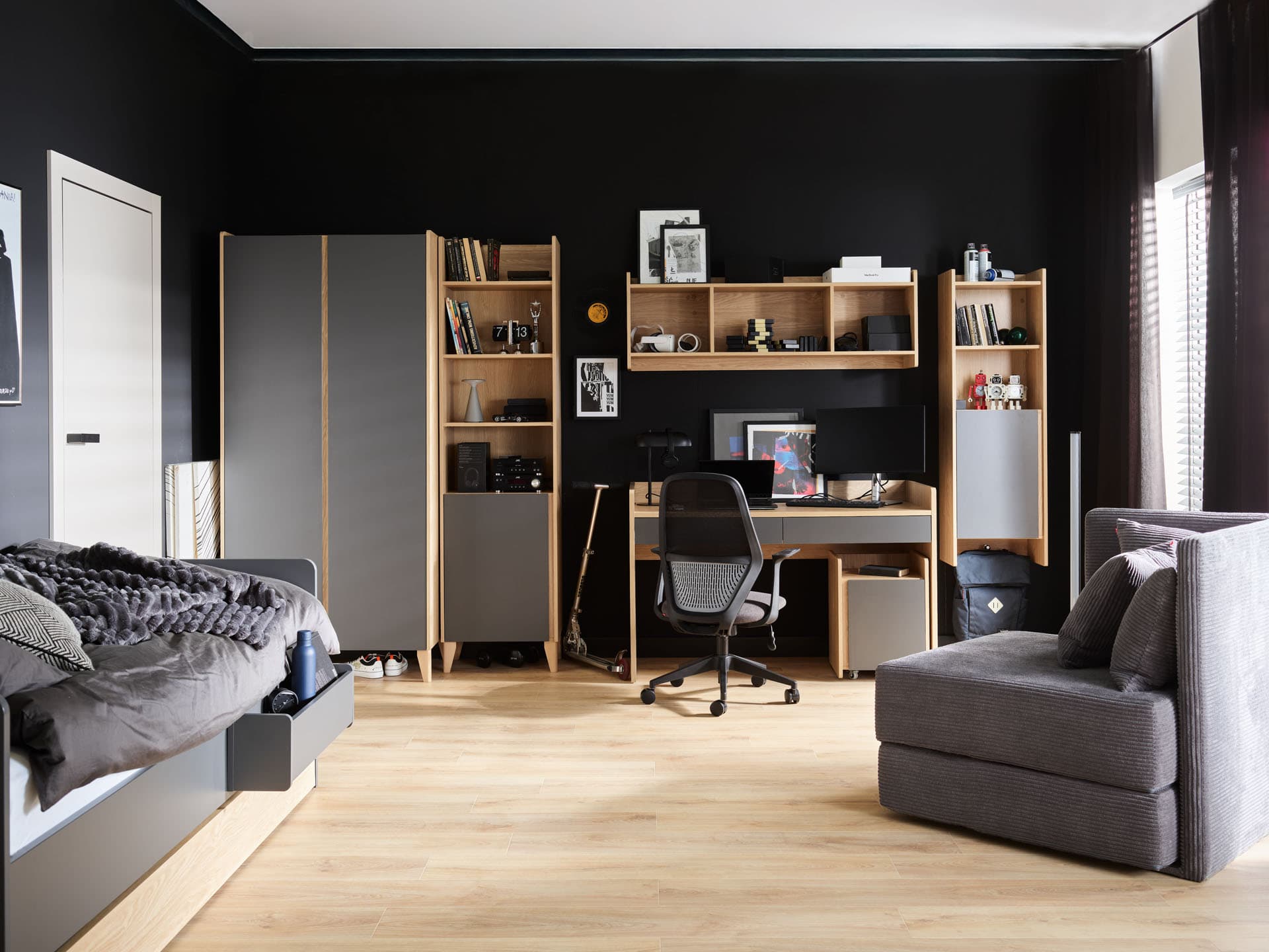 haengeschrank-für-kinderzimmer-muve-graphit-im-zimmer