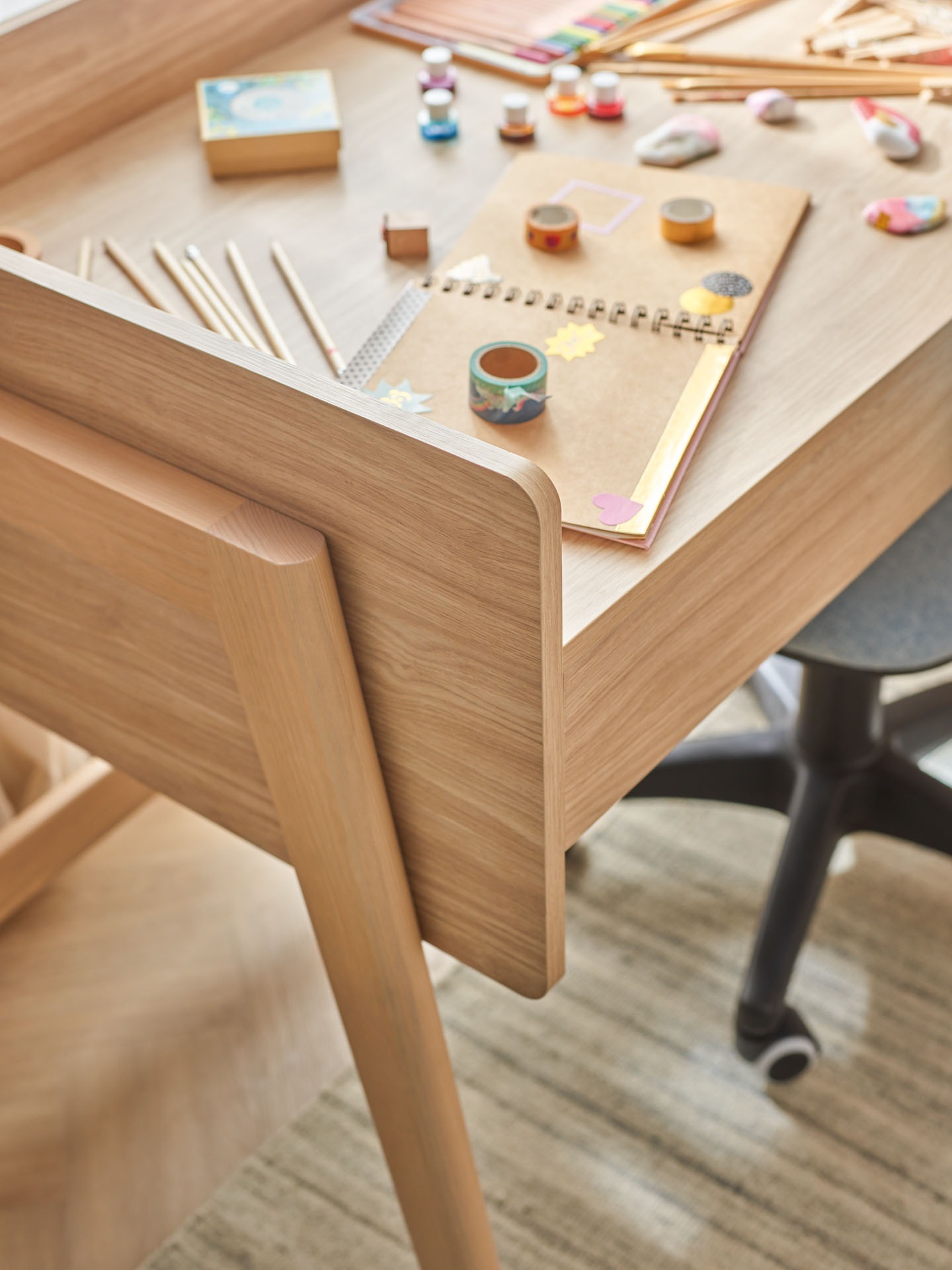 Schreibtisch_Kinderzimmer_Muve_120_höhenverstellbar_im_Zimmer_Rosa_Raum