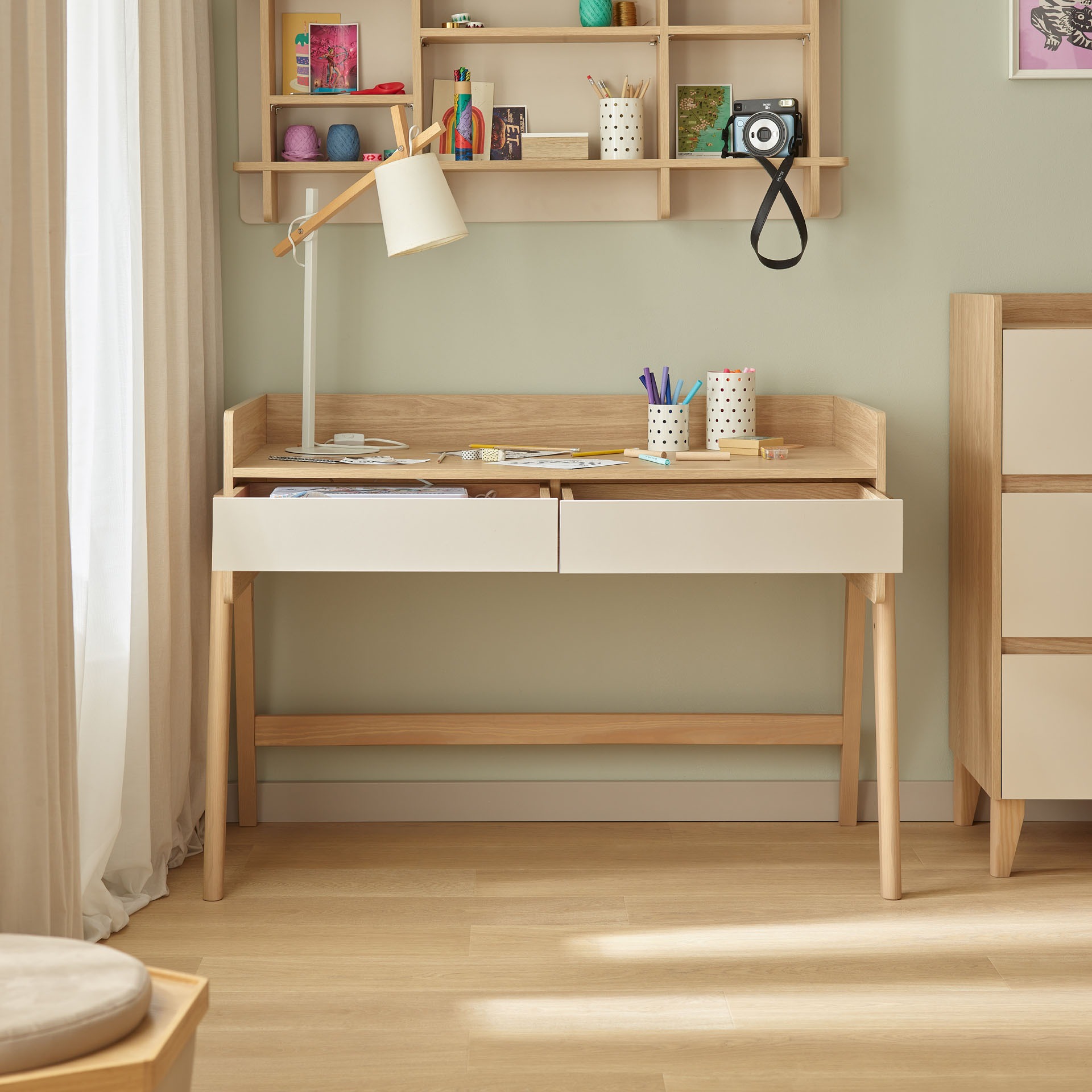 Schreibtisch_Kinderzimmer_Muve_120_höhenverstellbar_im_Zimmer_mit_Inhalt