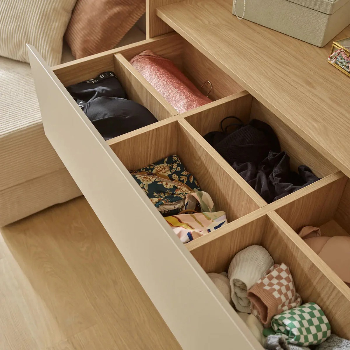 Kommode_Kinderzimmer_Muve_beige_im_Zimmer_Schubladen_Details
