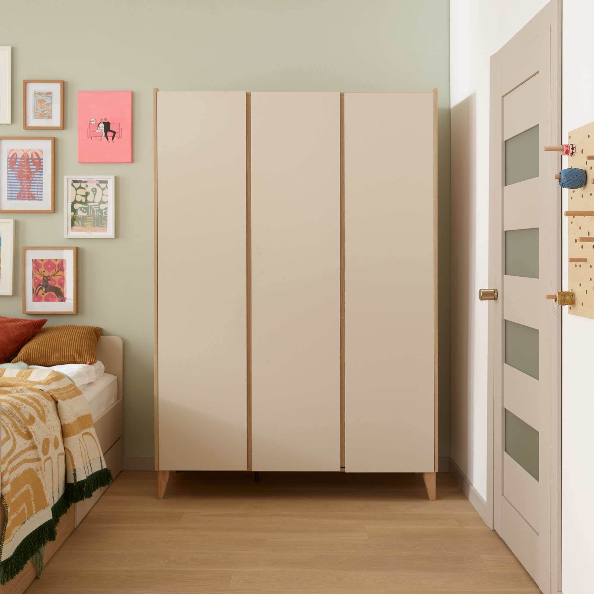 Kleiderschrank Kinderzimmer 3-Türig Muve Beige im Kinderzimmer