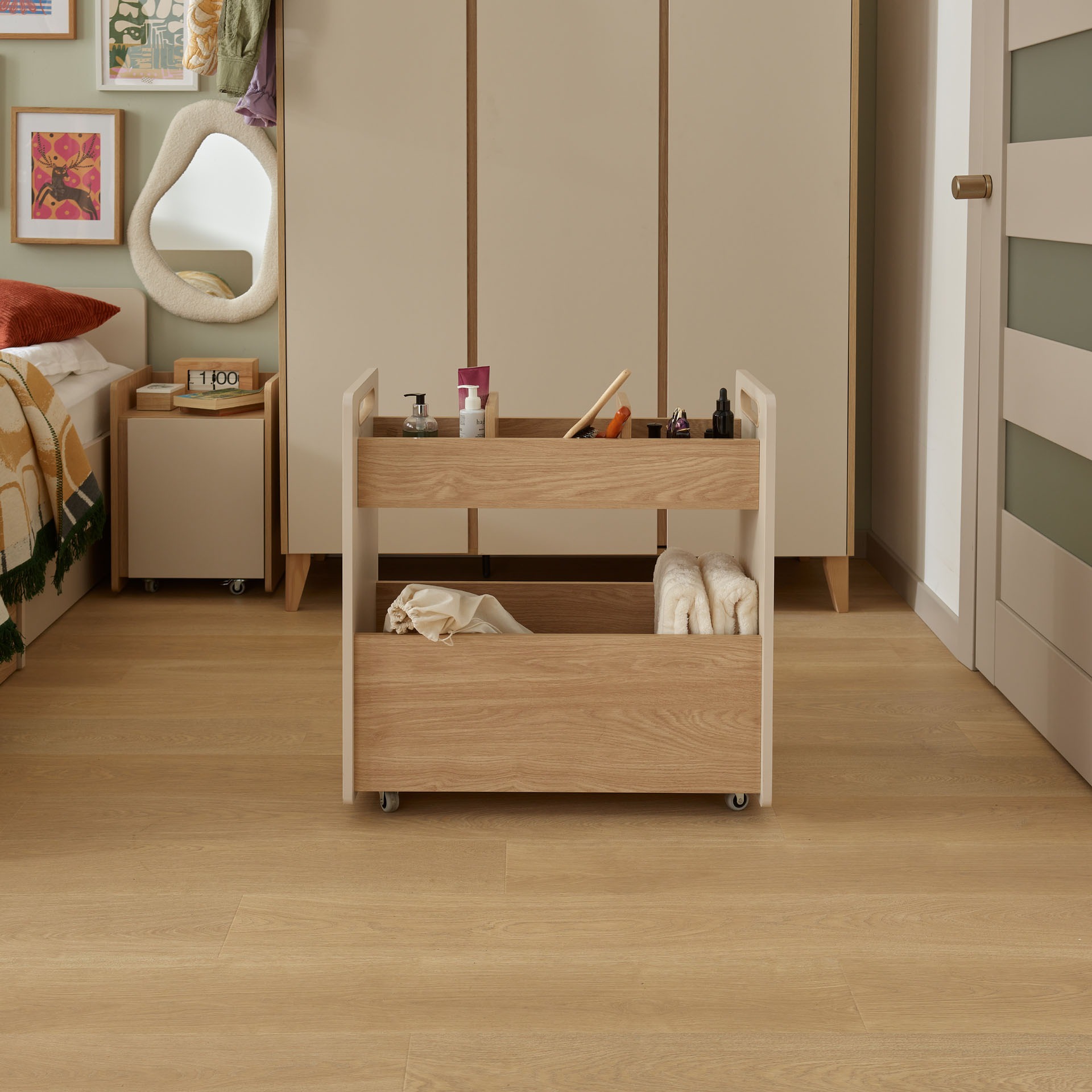 Spielzeugwagen_Kinderzimmer_Muve_beige_im_Zimmer