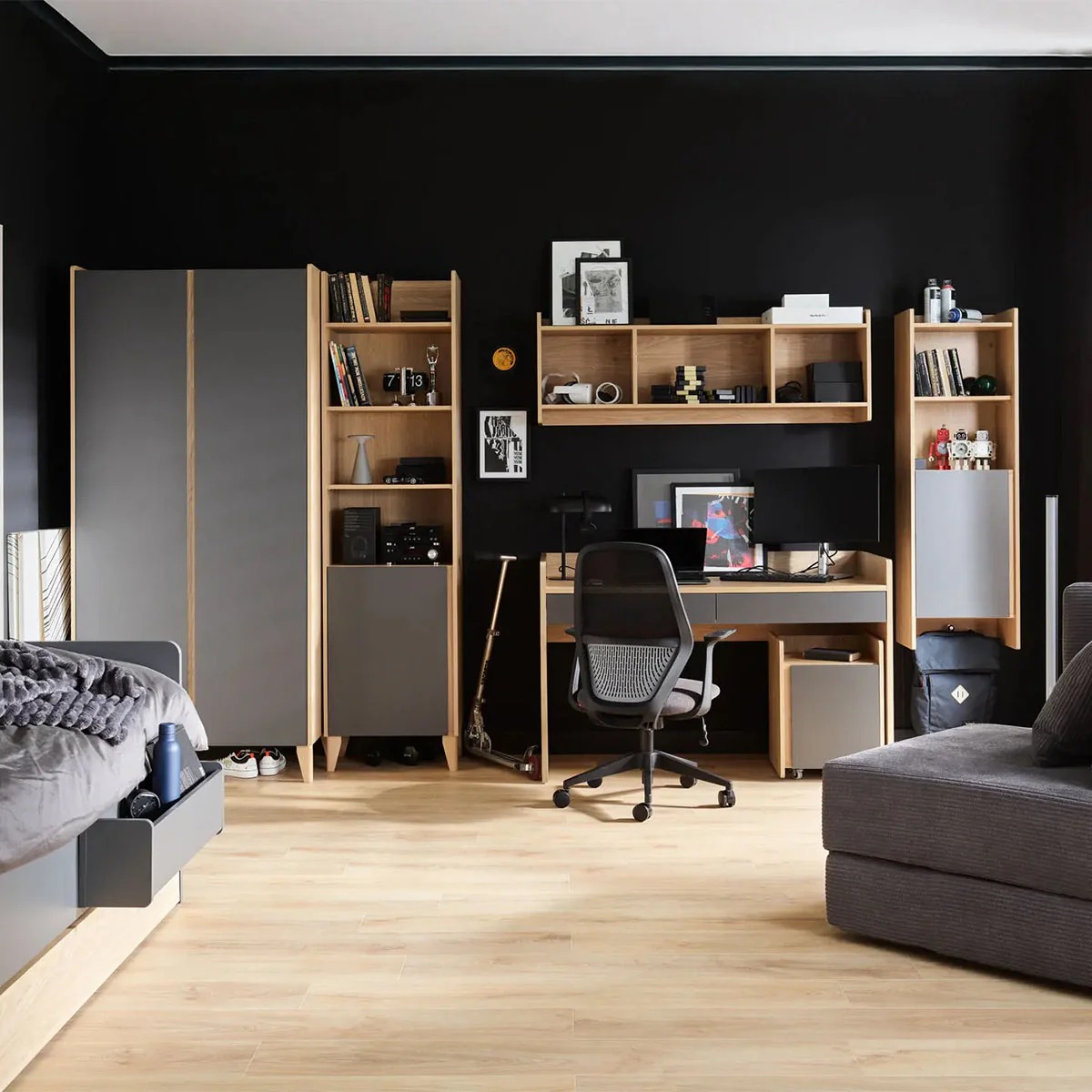 Bueherregal_Kinderzimmer_schmal_Muve_graphit_im_Zimmer_Gesamtansicht