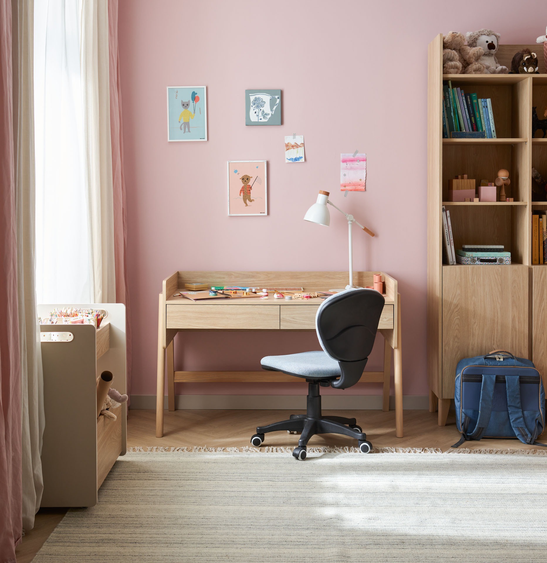 Schreibtisch_Kinderzimmer_Muve_120_höhenverstellbar_im_Zimmer_mit_Stuhl