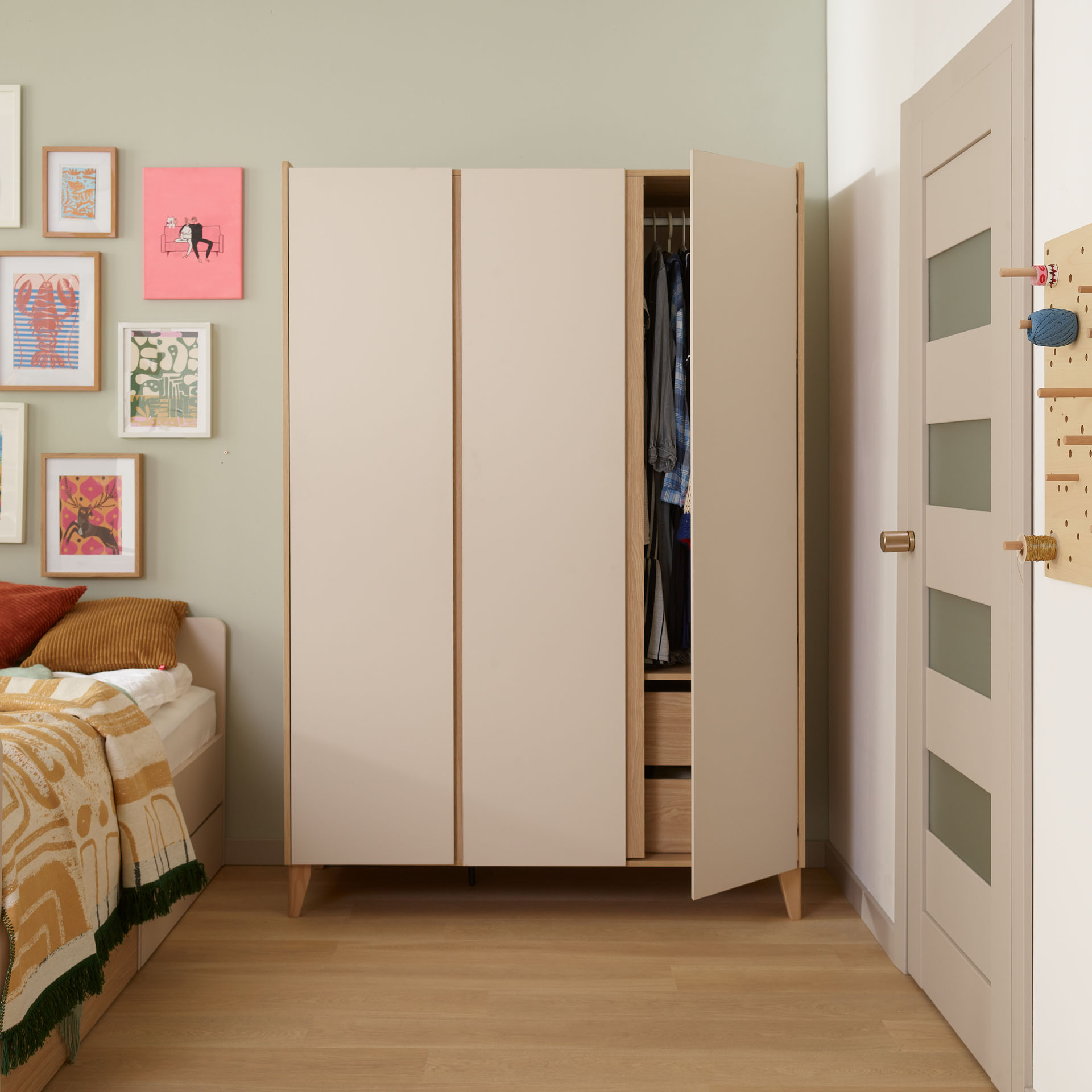 Kleiderschrank Kinderzimmer 3-Tuerig Muve Beige eine Tür geöffnet