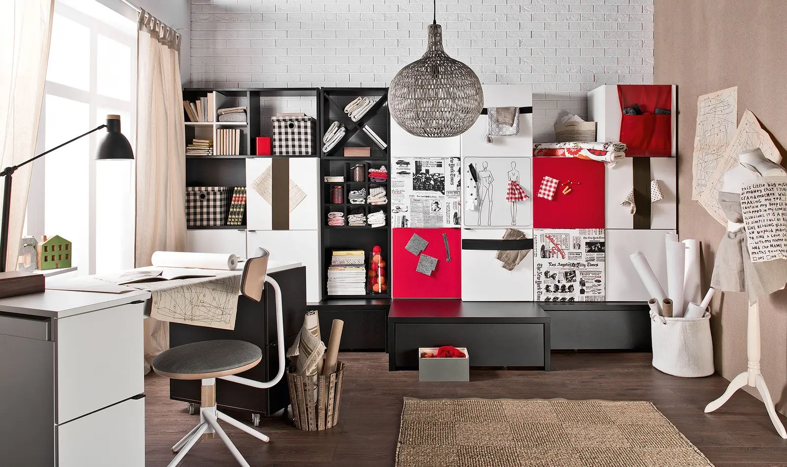 regal-mit-tueren-mit-podestelement-young-users-im-zimmer