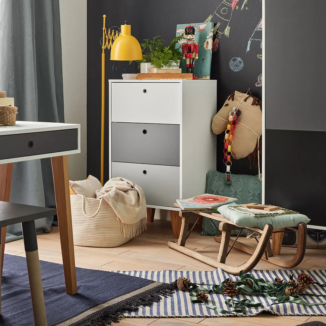 kommode-mit-schubladen-concept-im-zimmer