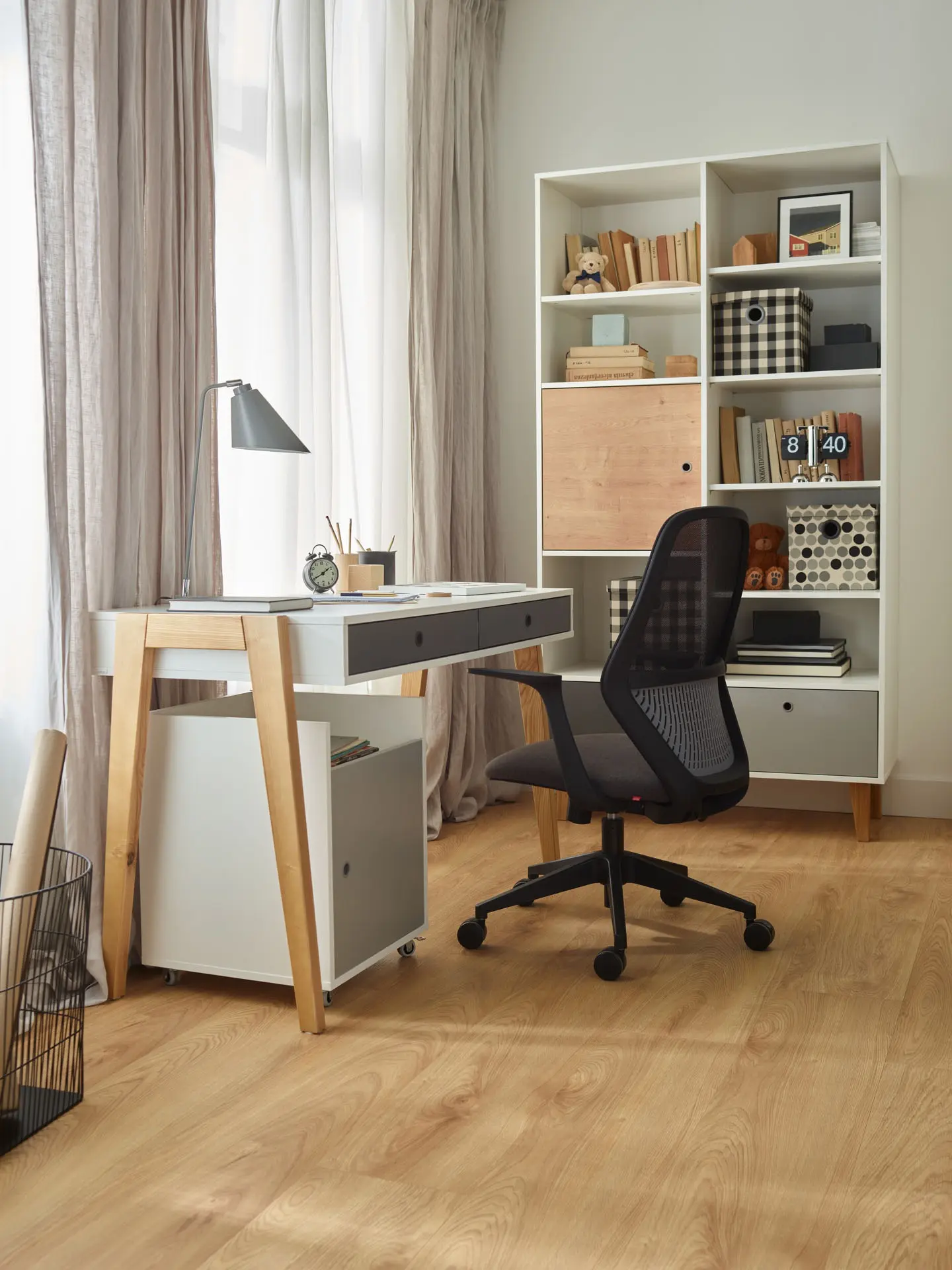 schreibtisch-concept-im-zimmer