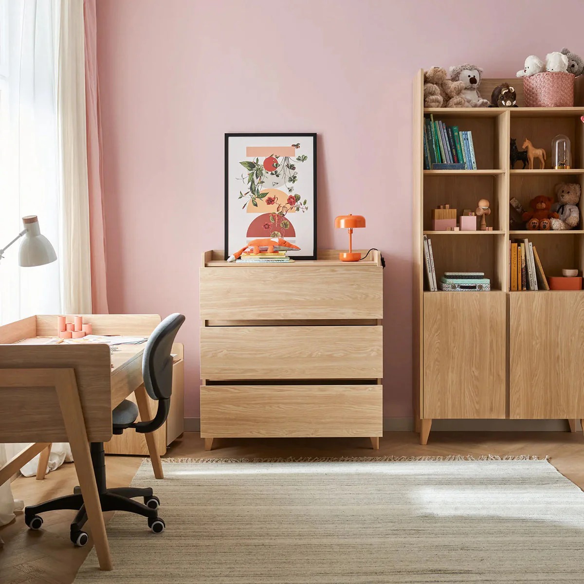 Kommode_Kinderzimmer_Muve_eiche_im_Zimmer_Schublade_geoeffnet