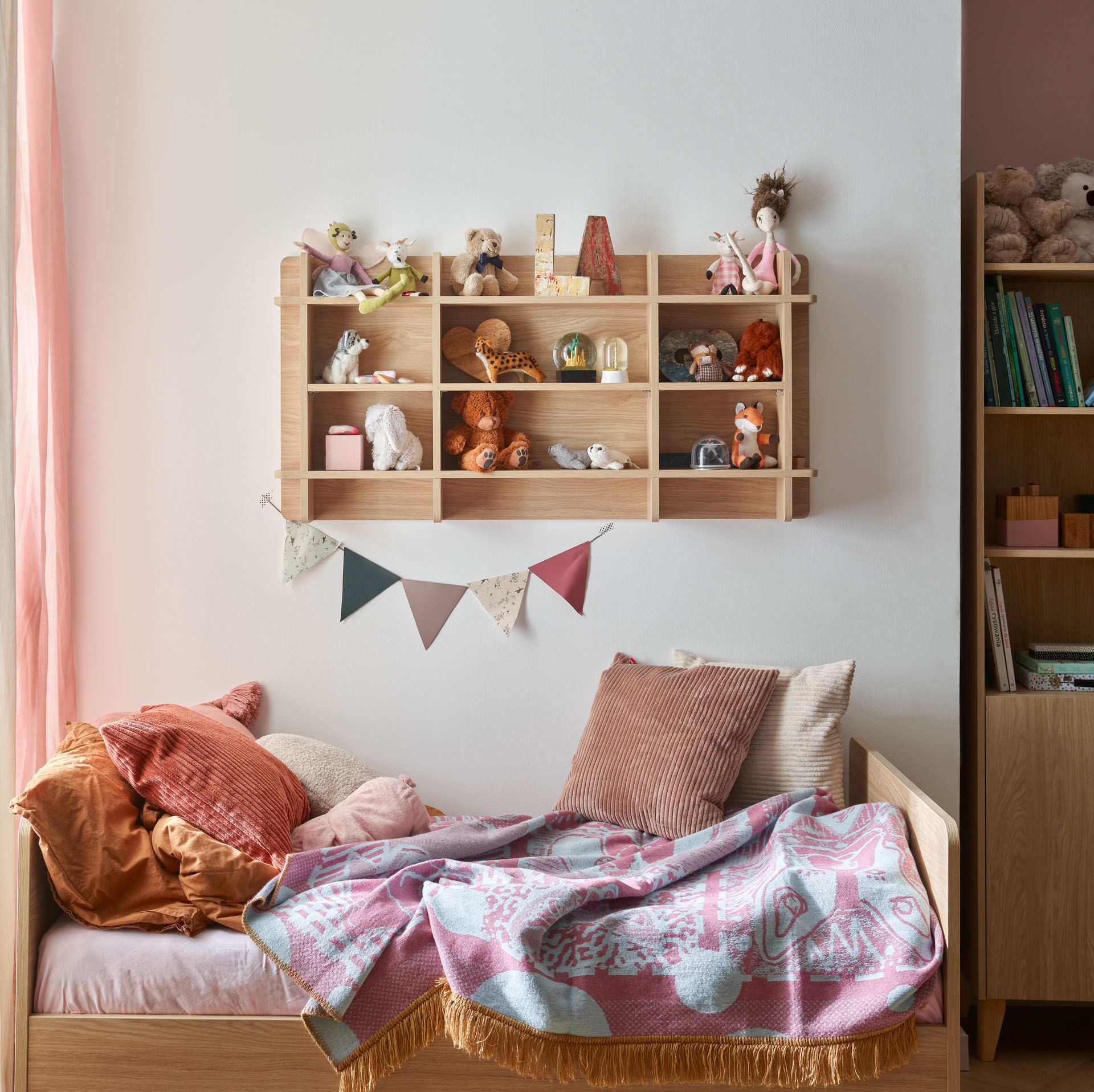 regal-für-figuren-muve-an-der-wand