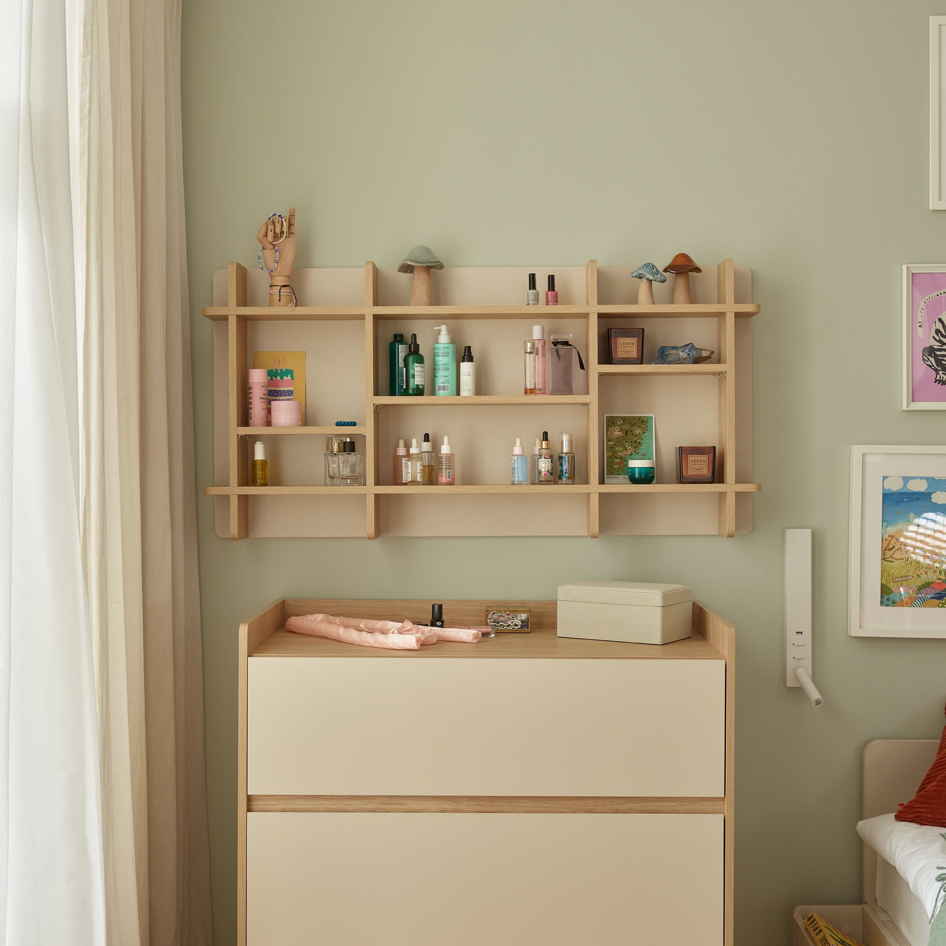 regal-für-figuren-muve-an-der-wand-ueber-kommode