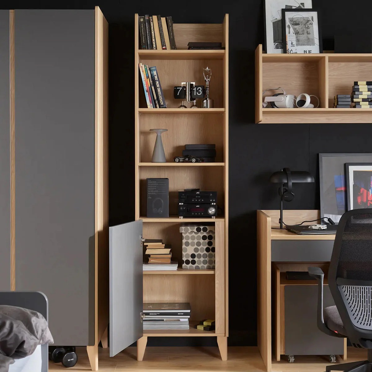 Bueherregal_Kinderzimmer_schmal_Muve_graphit_im_Zimmer_Frontalansicht_Tuer_geöffnet