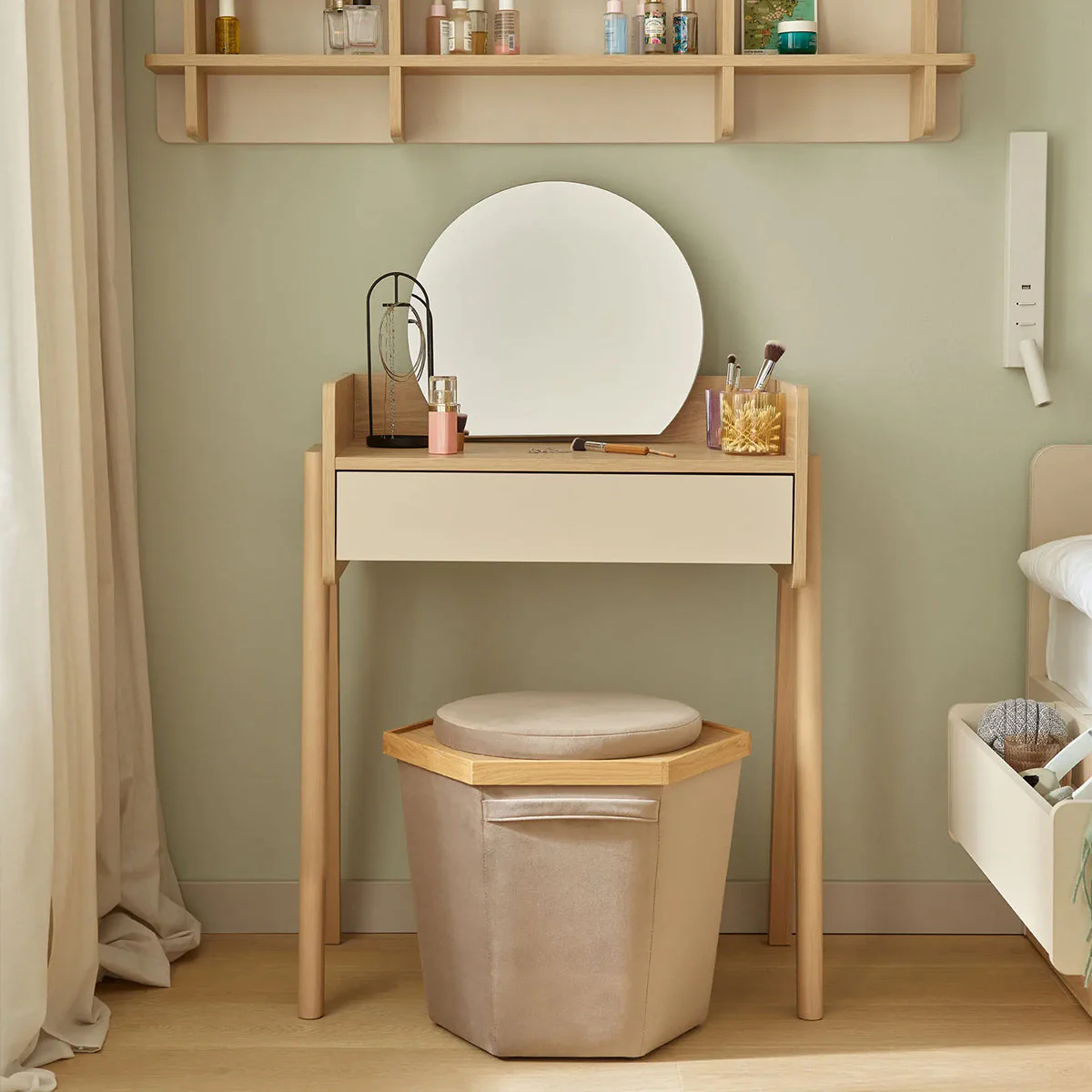Schminktisch Kinderzimmer mit Spiegel MUVE beige im Kinderzimmer. mit Sitzmoeglichkeit