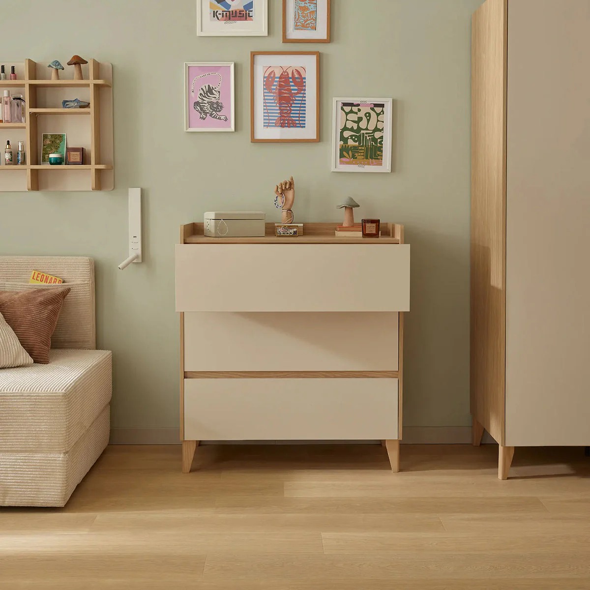 Kommode_Kinderzimmer_Muve_beige_im_Zimmer_Schublade_offen