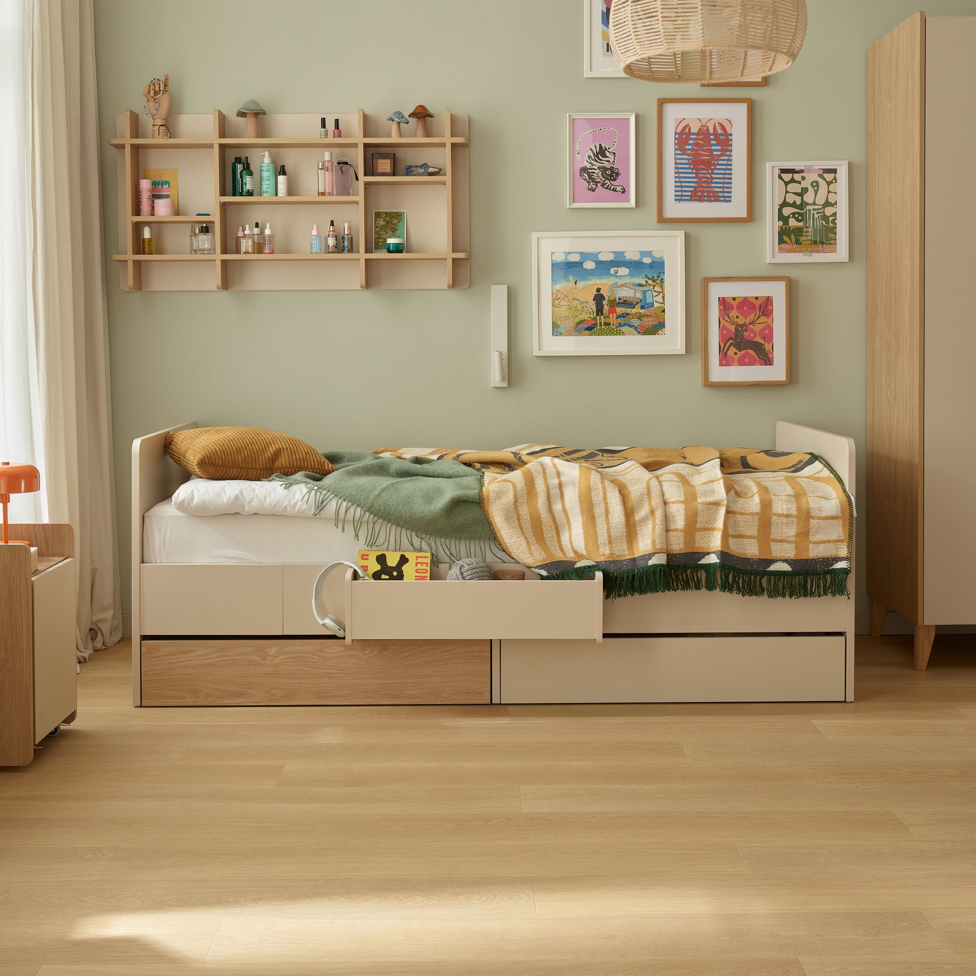 mitwachsendes-kinderbett-muve-eiche-beige-im-zimmer