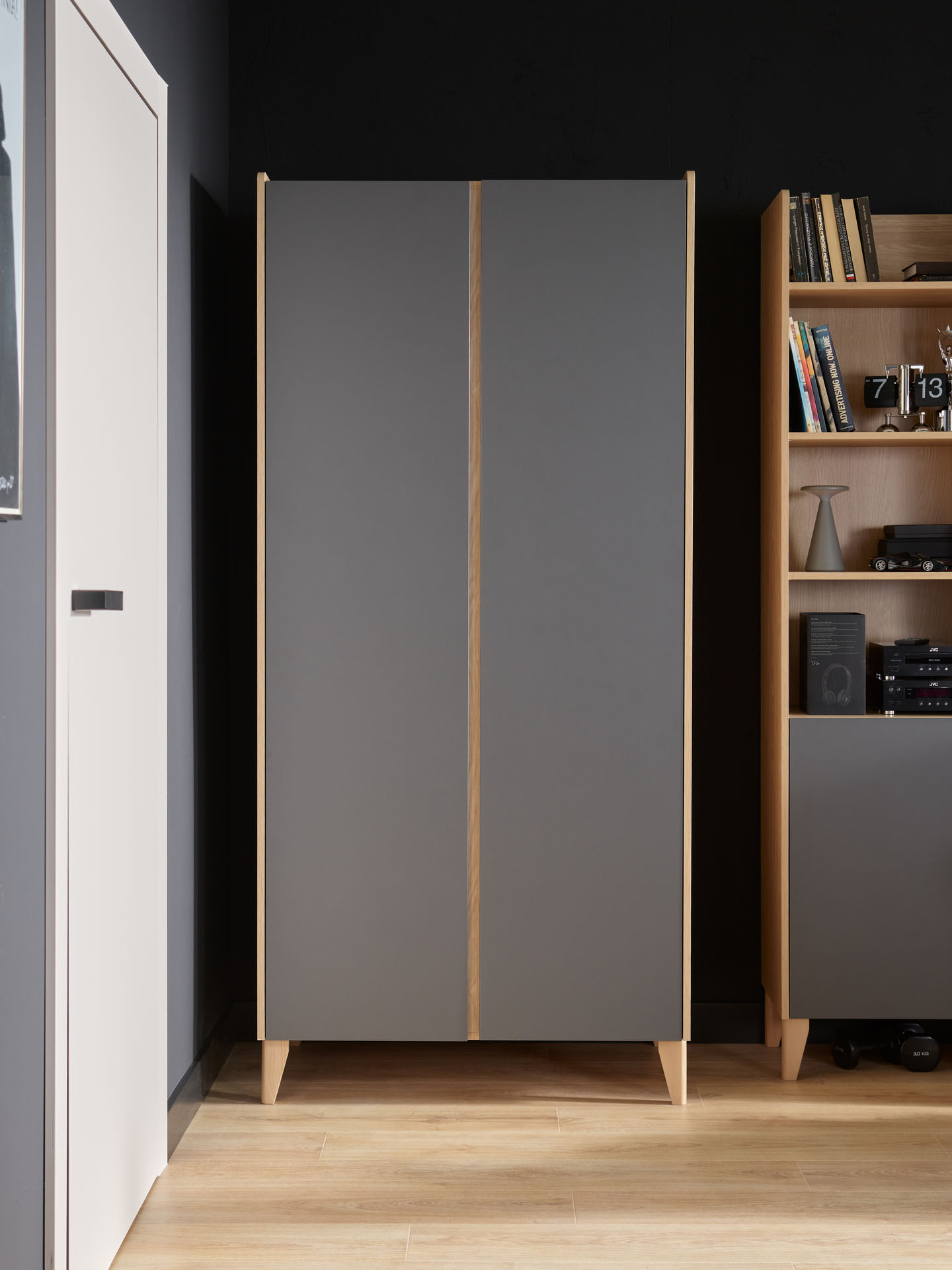 Kleiderschrank Kinderzimmer 2-Türig Muve Graphit im Zimmer