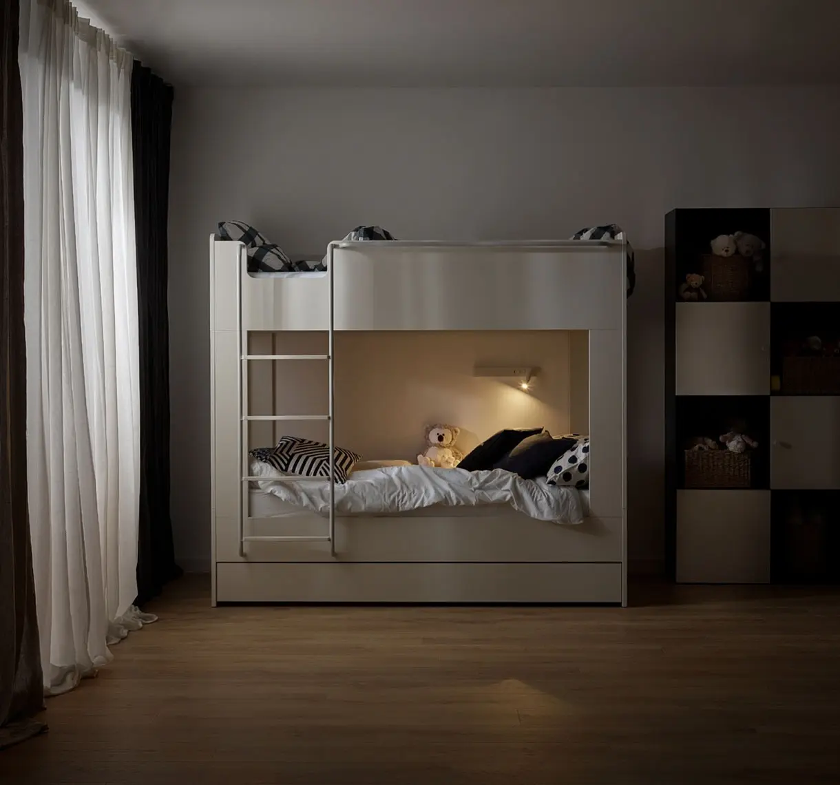 etagenbett-ausklappbar-links-reli-mit Schrank im Zimmer