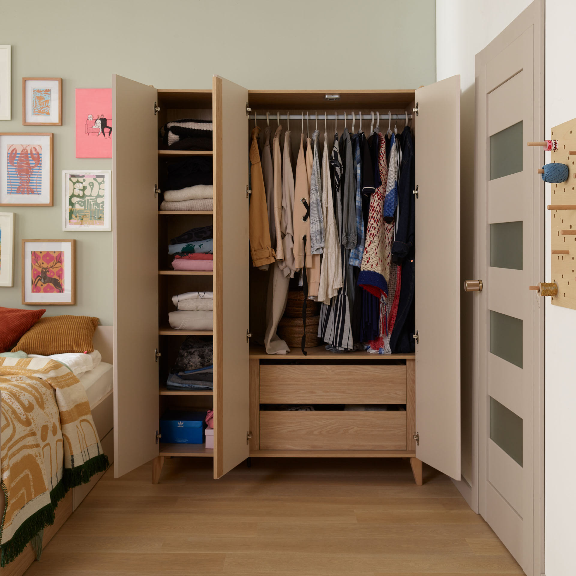 Kleiderschrank Kinderzimmer 3-Tuerig Muve Beige alle Türen geöffnet
