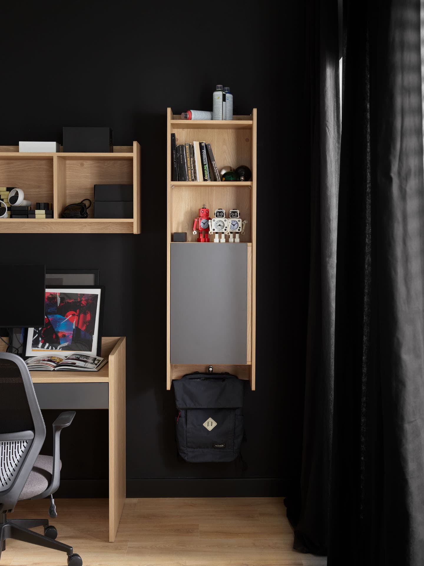 haengeschrank-für-kinderzimmer-muve-graphit-im-zimmer-tuer-geschlossen