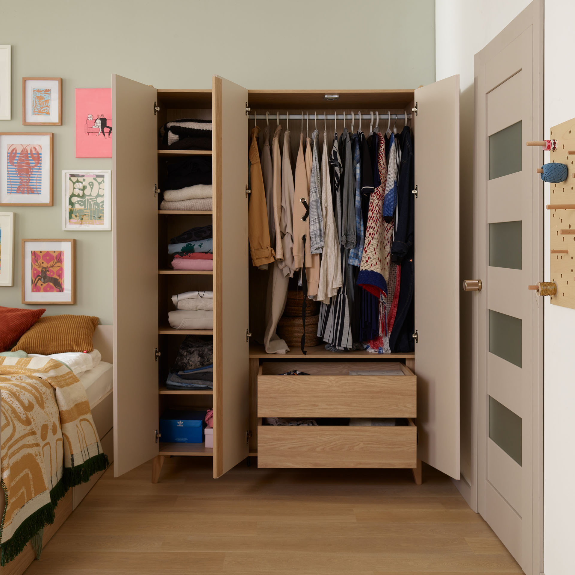 Kleiderschrank Kinderzimmer 3-Tuerig Muve Beige alle Tueren und Schubladen geöffnet
