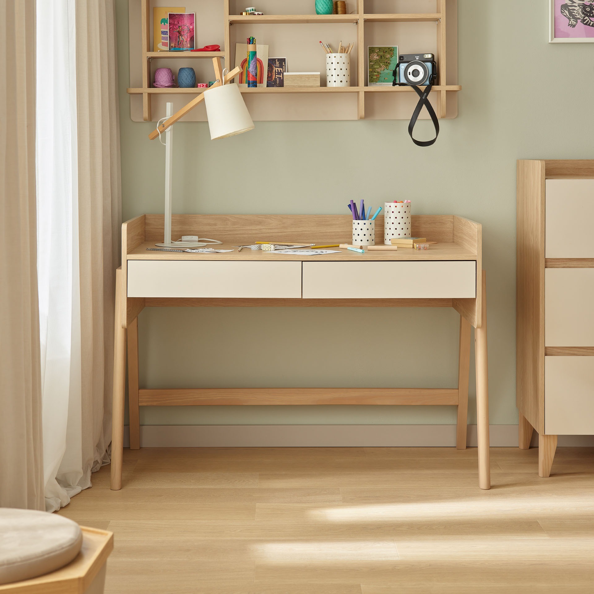 Schreibtisch_Kinderzimmer_Muve_120_höhenverstellbar_im_Zimmer_Detail_Schublade