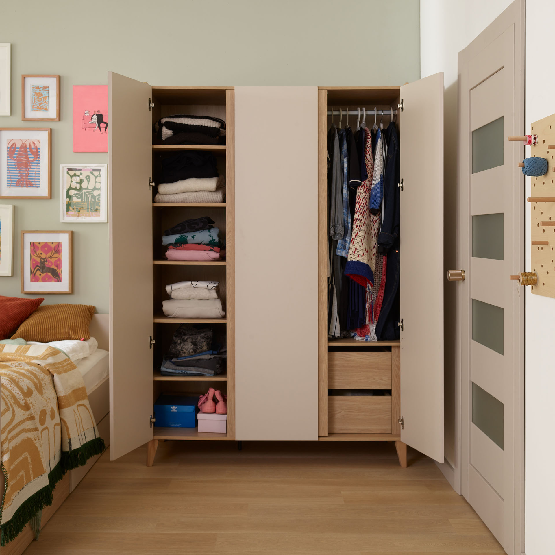 Kleiderschrank Kinderzimmer 3-Tuerig Muve Beige 2 Aussentüren geöffnet